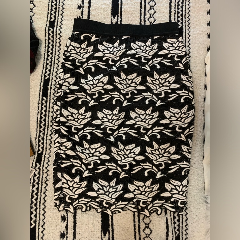 Ann Taylor Pencil skirt- Black/White Embroidered Flowers. Elastic waste/lined.